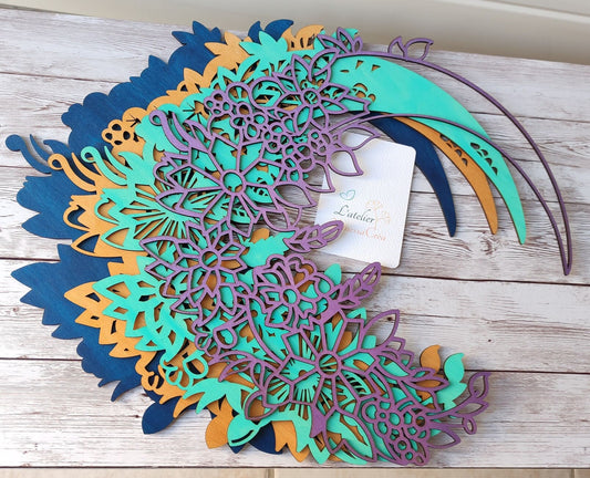 Vue de dessus de la décoration en bois 4 couches, mettant en valeur la superposition des motifs floraux et la teinte turquoise de la lune.