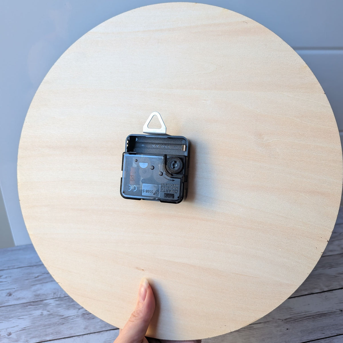 Dos d'une horloge en bois avec mécanisme à quartz silencieux
