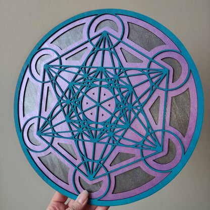 Cube de Métatron violet en bois tenu à la main pour montrer la taille