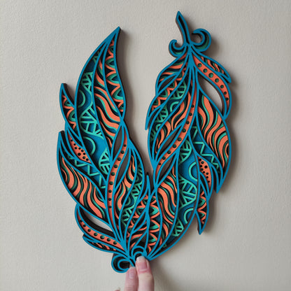 Paire de plumes décoratives en bois peint, vue d'ensemble