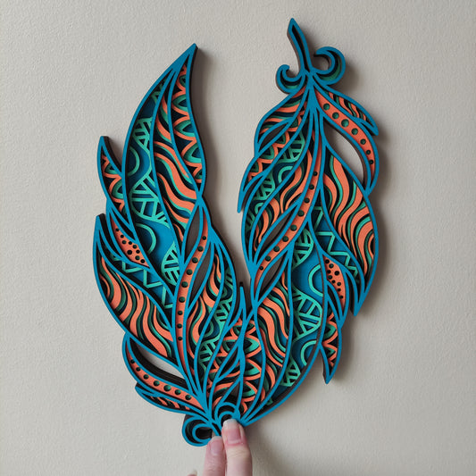 Paire de plumes décoratives en bois peint, vue d'ensemble