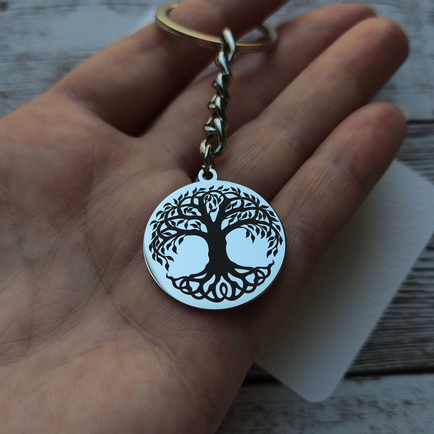Porte-clés rond en acier poli miroir avec gravure de précision Arbre de Vie motif arabesque.