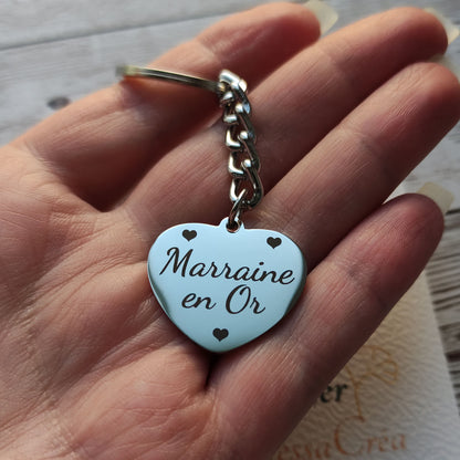 Porte-clés en forme de cœur acier inoxydable poli miroir gravé Marraine en Or avec trois petits cœurs.