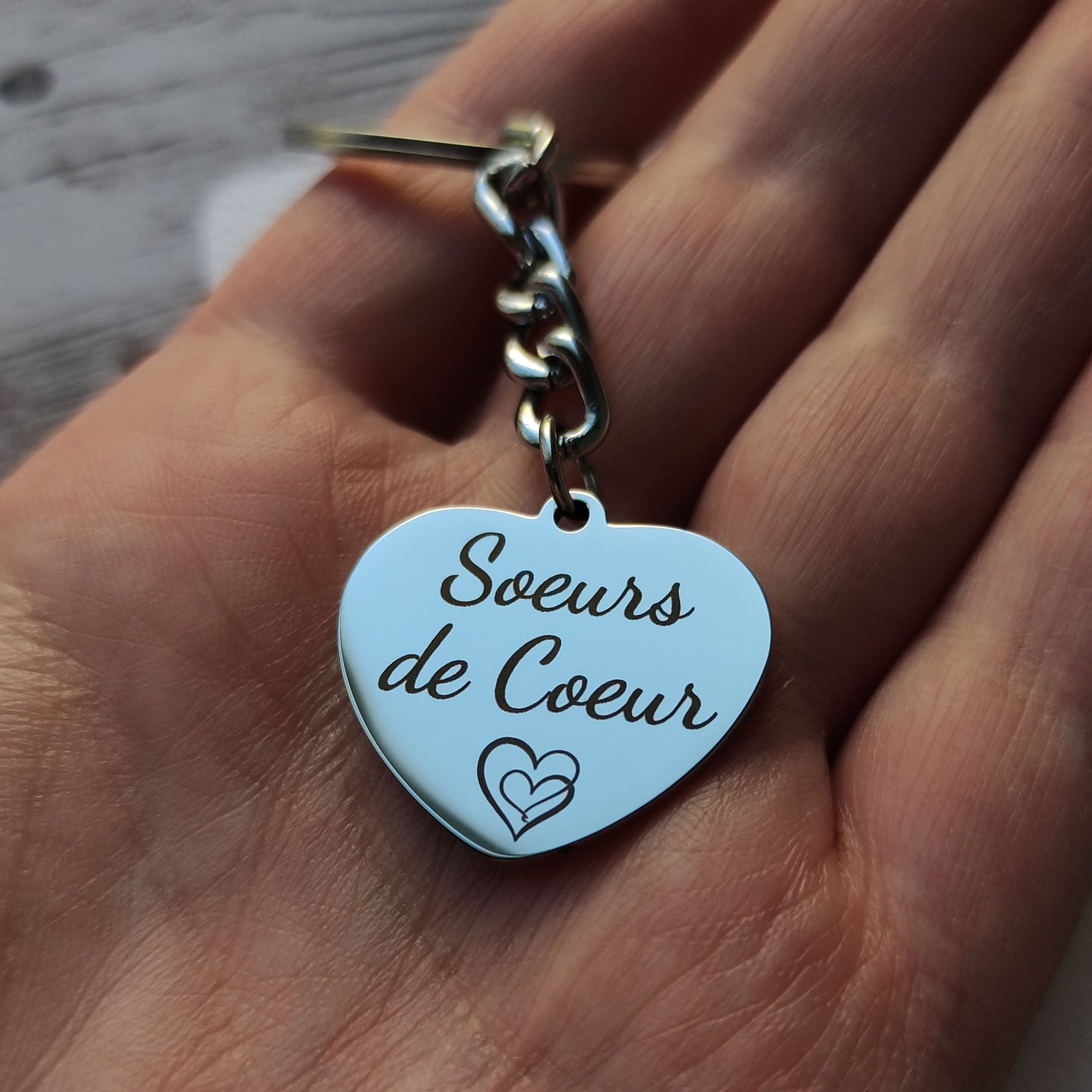 Porte-clés en forme de cœur poli miroir avec gravure Sœurs de Cœur et deux cœurs entrelacés, acier inoxydable.