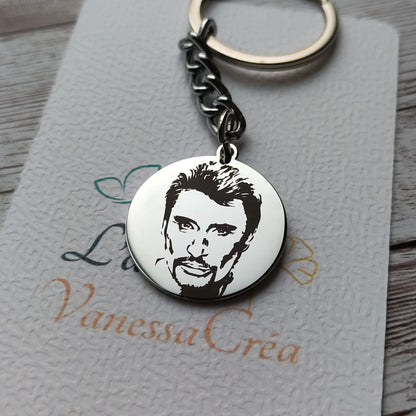 Porte-clés rond en acier inoxydable poli miroir avec gravure laser de précision de la tête de Johnny Hallyday.