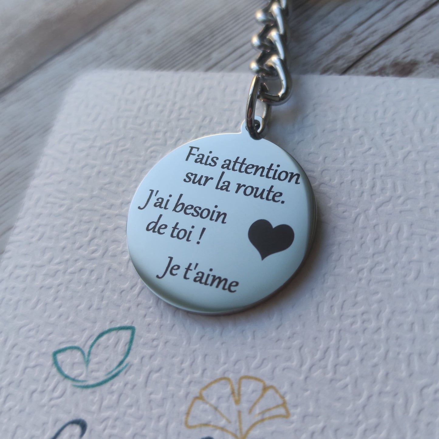 Porte-clés rond en acier poli miroir avec gravure laser message d'amour et cœur, fabrication française.