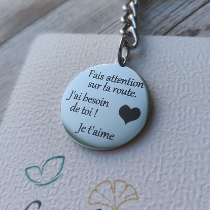 Porte-clés rond en acier poli miroir avec gravure laser message d'amour et cœur, fabrication française.