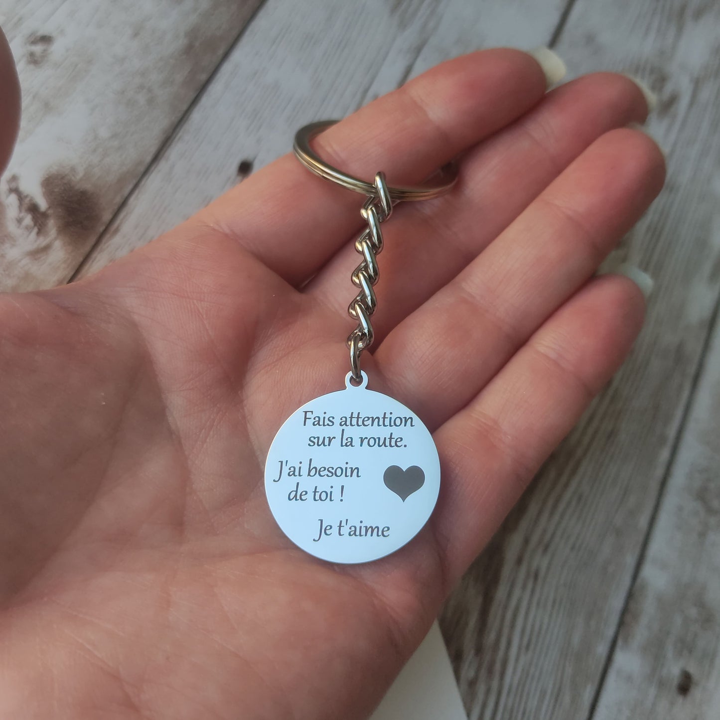 Porte-clés rond en acier poli miroir avec gravure laser message d'amour et cœur, fabrication française.