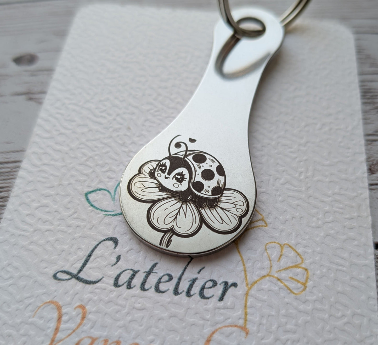Porte-clés jeton de caddie en acier inoxydable gravé avec une coccinelle mignonne sur un trèfle