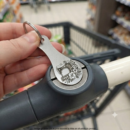 Porte-clés jeton de caddie en acier inoxydable inséré dans la poignée d'un caddie de supermarché pour montrer son utilisation.