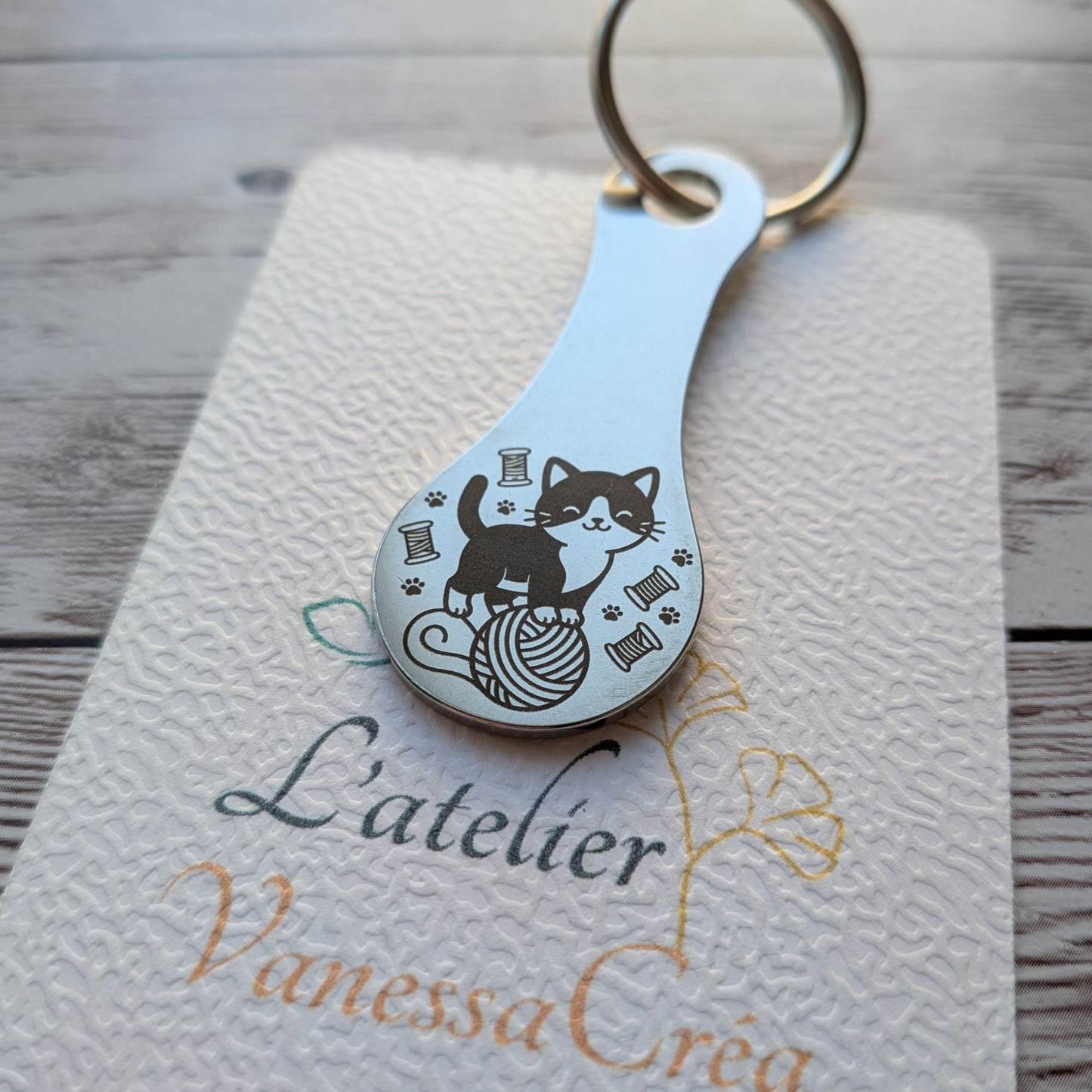 Porte-clés jeton de caddie en acier inoxydable gravé d'un petit chat jouant avec une pelote de laine, L'Atelier VanessaCréa.