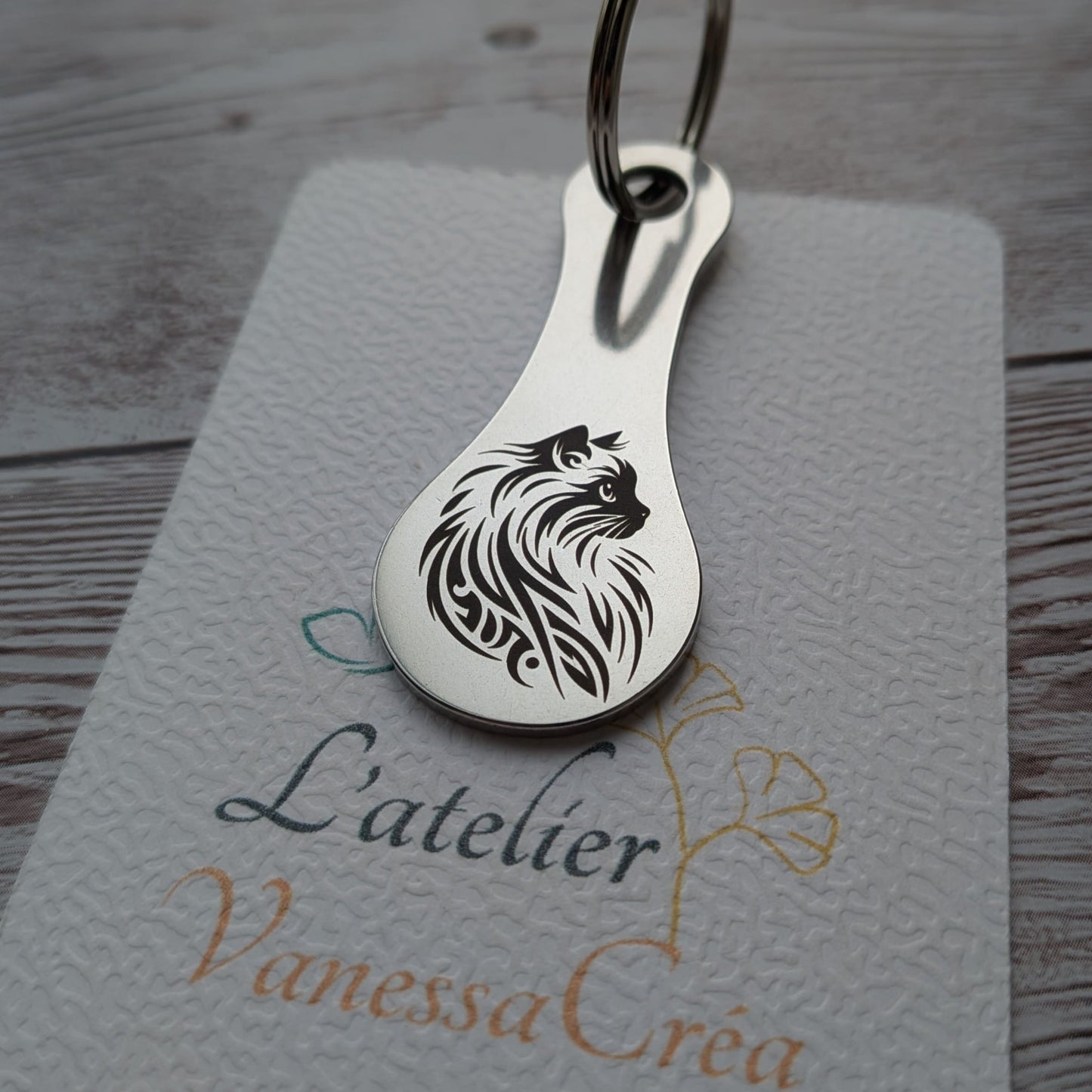 Porte-clés jeton de caddie en acier inoxydable gravé du profil d'un chat élégant, L'Atelier VanessaCréa.