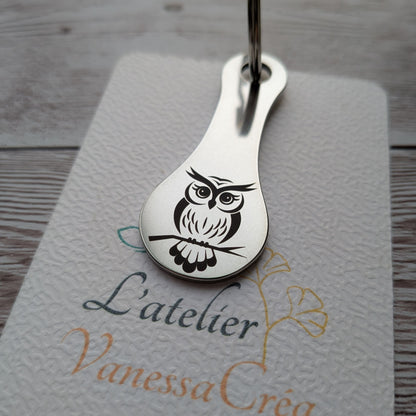 Porte-clés jeton de caddie en acier inoxydable gravé d'une chouette mignonne perchée sur une branche, L'Atelier VanessaCréa.