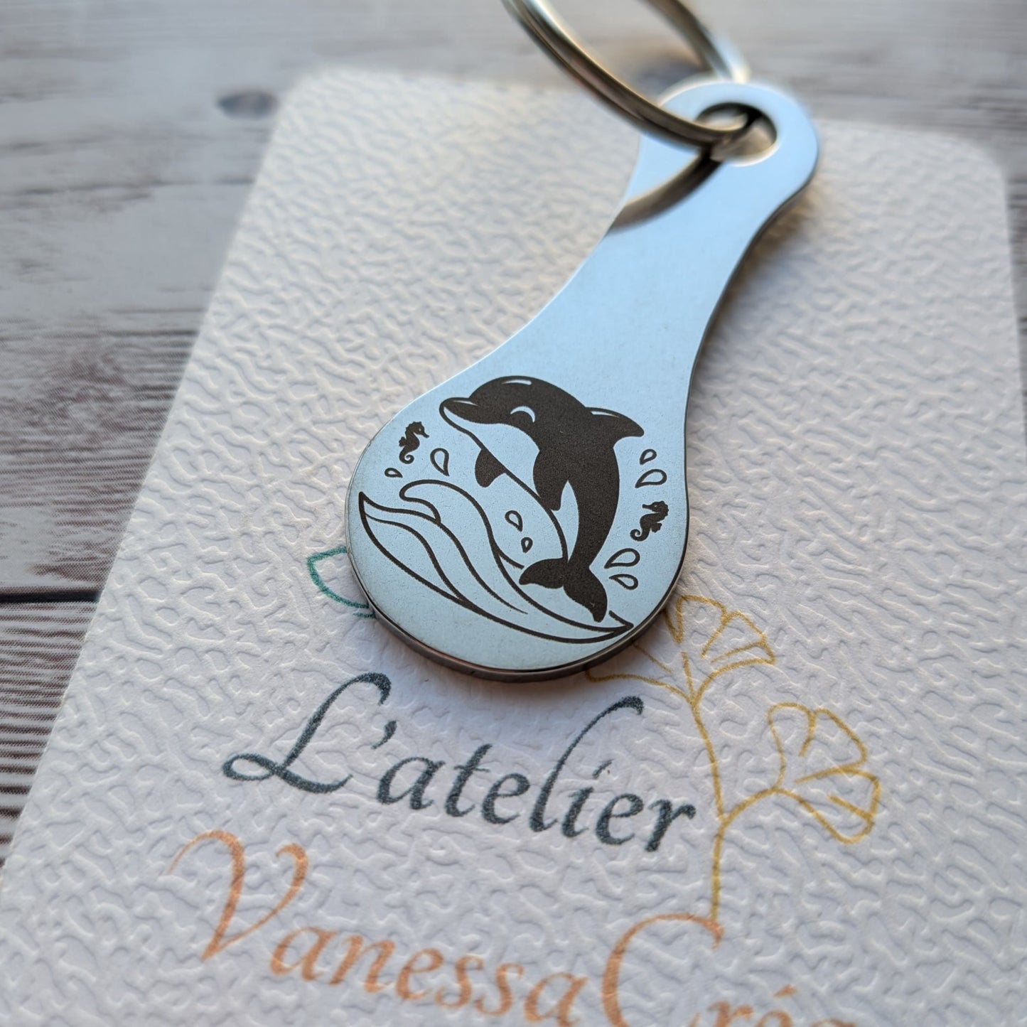 Porte-clés jeton de caddie en acier inoxydable gravé d'un dauphin sautant au-dessus des vagues, L'Atelier VanessaCréa.