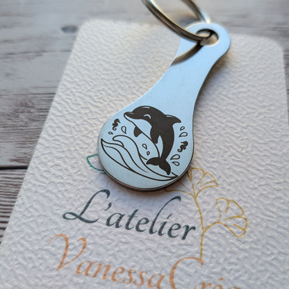 Porte-clés jeton de caddie en acier inoxydable gravé d'un dauphin sautant au-dessus des vagues, L'Atelier VanessaCréa.