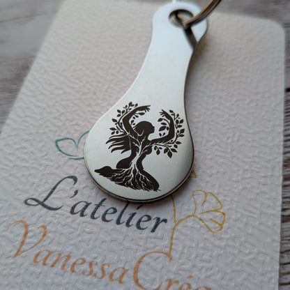 Porte-clés jeton de caddie en acier inoxydable gravé d'une silhouette de fée ou d'arbre de vie mystique, L'Atelier VanessaCréa.