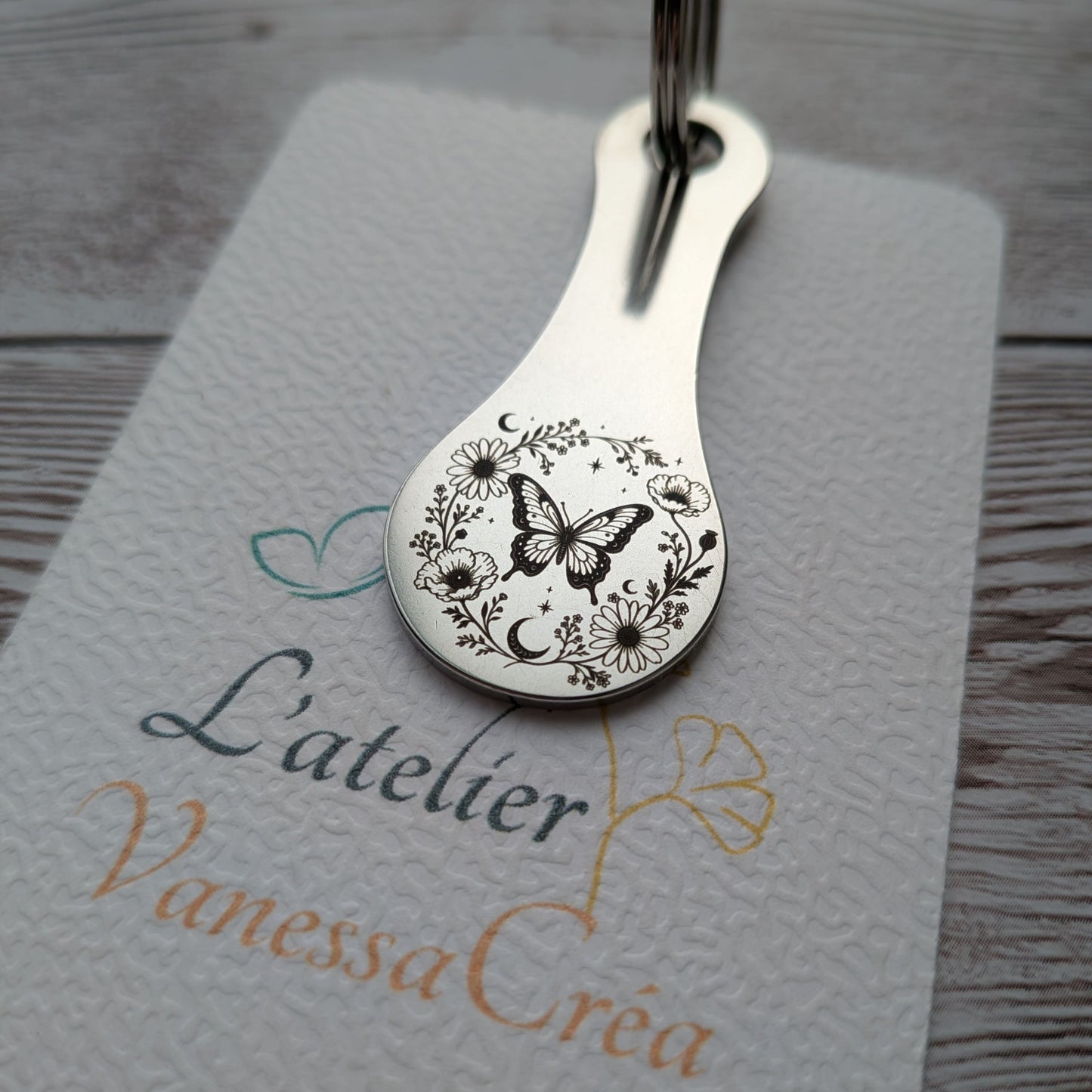 Porte-clés jeton de caddie en acier inoxydable gravé d'un papillon entouré d'une couronne de feuilles et de fleurs, L'Atelier VanessaCréa.
