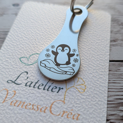 Porte-clés jeton de caddie en acier inoxydable gravé d'un adorable pingouin sur la banquise, L'Atelier VanessaCréa.