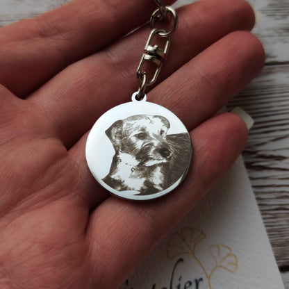 Porte-clés souvenir avec photo gravée de 2,5 cm de diamètre, accessoire robuste en acier inoxydable poli.