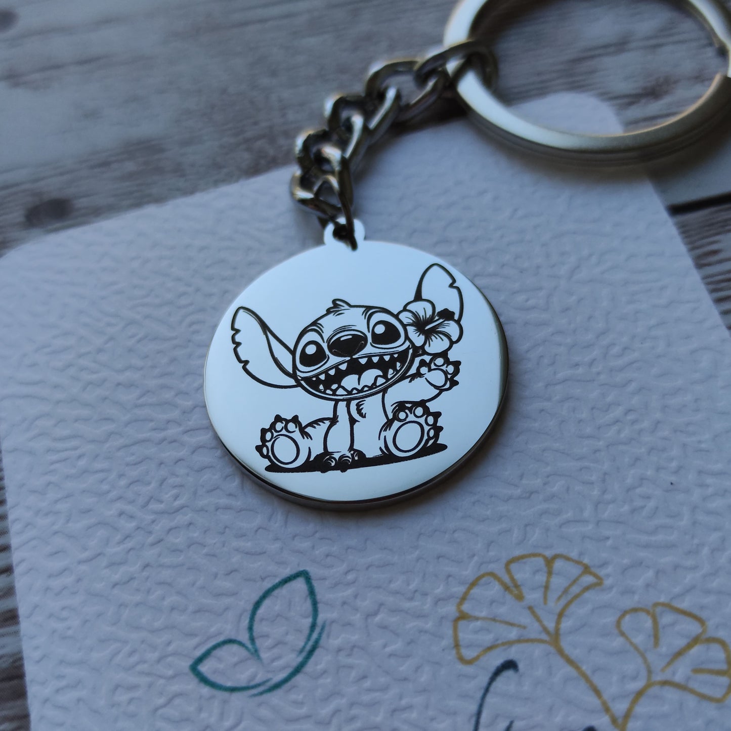 Porte-clés Stitch fleur personnalisé en acier inoxydable effet miroir avec gravure de précision.