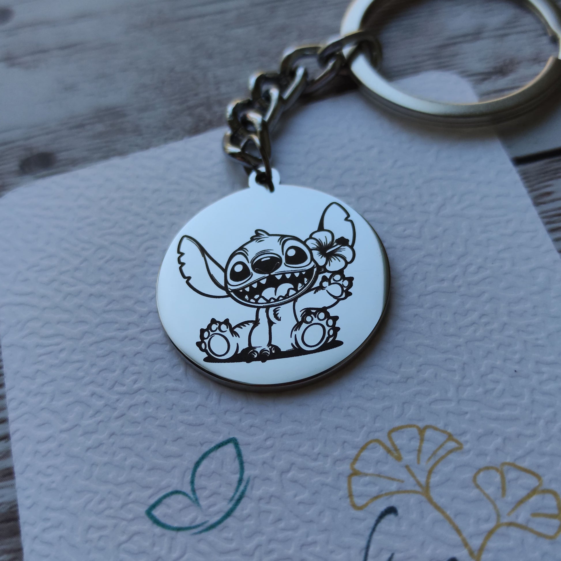 Porte-clés Stitch fleur personnalisé en acier inoxydable effet miroir avec gravure de précision.