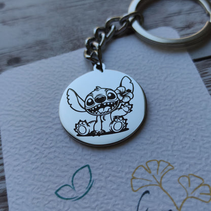 Porte-clés Stitch fleur personnalisé en acier inoxydable effet miroir avec gravure de précision.