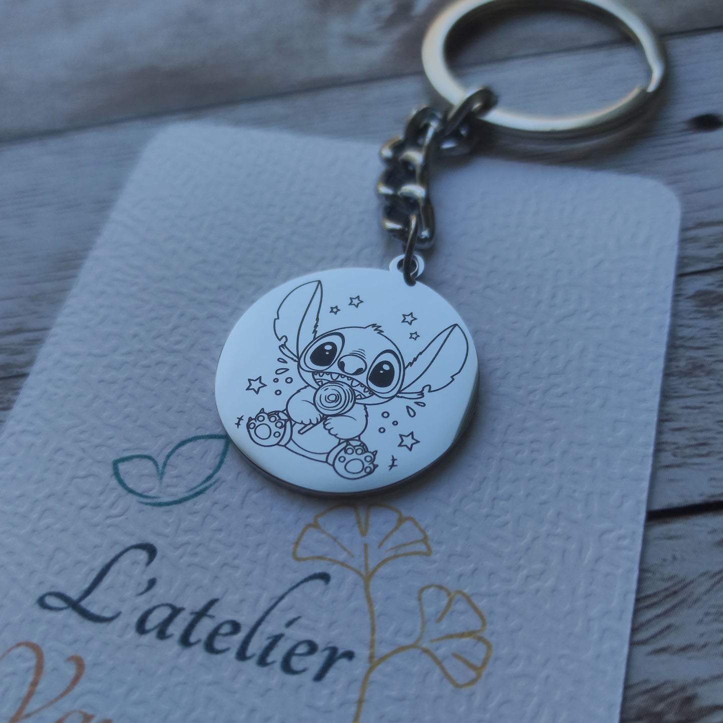 Porte-clés rond en acier inoxydable poli miroir avec gravure de Stitch mangeant une glace, diamètre 2,5cm.