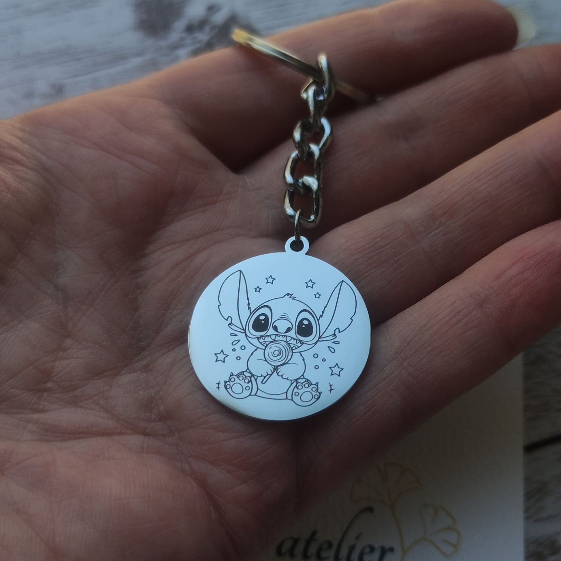 Porte-clés rond en acier inoxydable poli miroir avec gravure de Stitch mangeant une glace, diamètre 2,5cm.