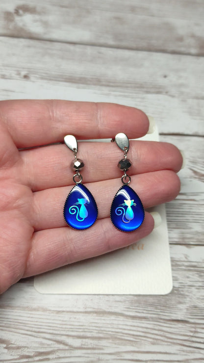 Éclat Mystique : Boucles d’Oreilles "Chat Saphir" à Reflets Changeants