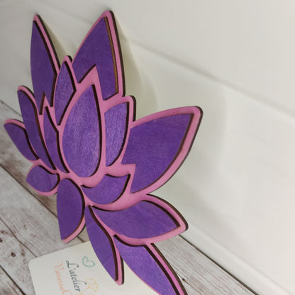 Vue de profil de la décoration lotus en bois violet et rose