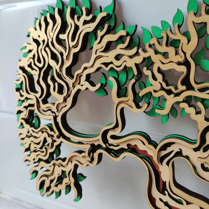 Vue de trois-quarts de l'Arbre de Vie en forme de cœur, mettant en évidence la superposition des 5 couches de bois.