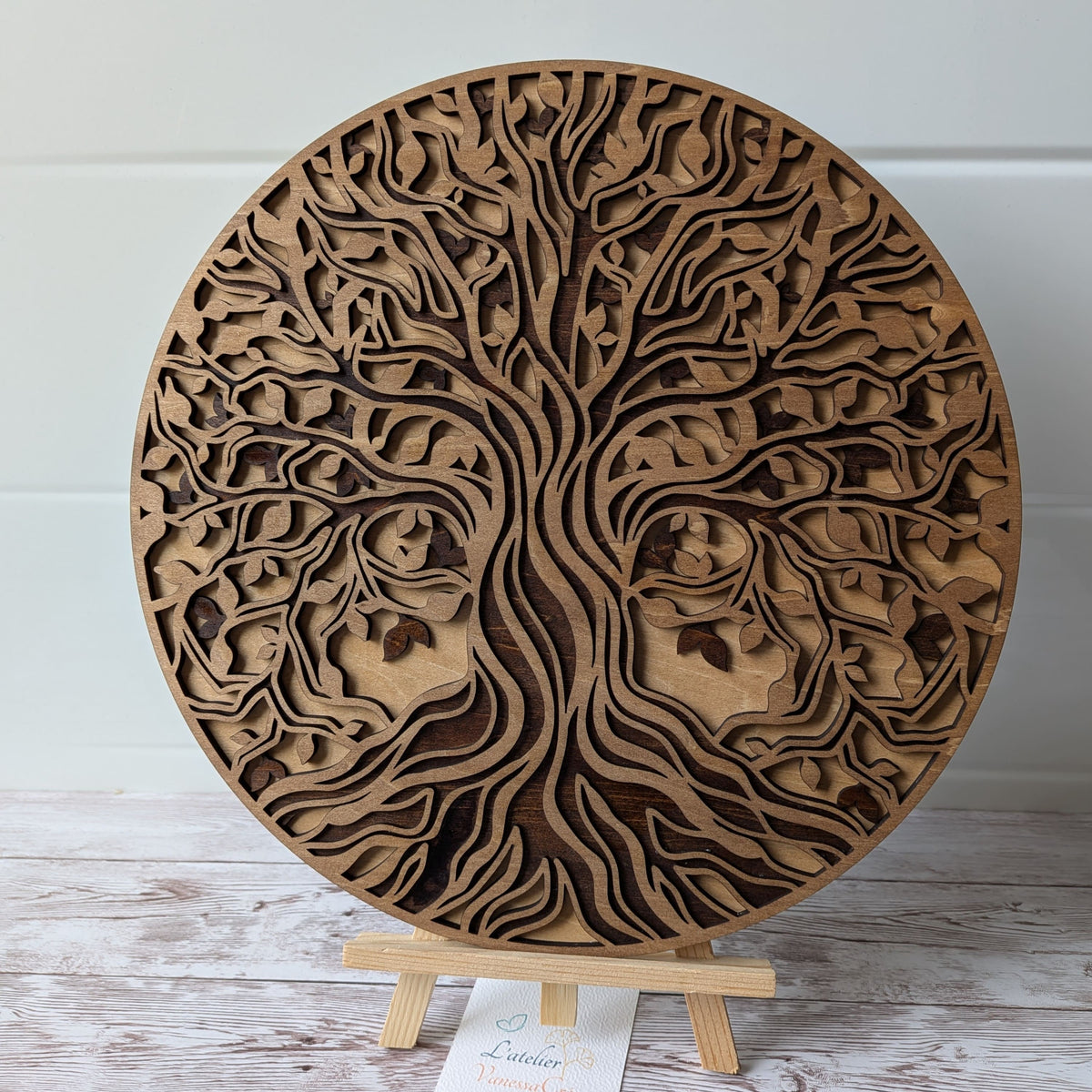 Détail du relief et des nuances de la teinte brou de noix sur l'Arbre de Vie en bois 3 couches Vanessa Créa.