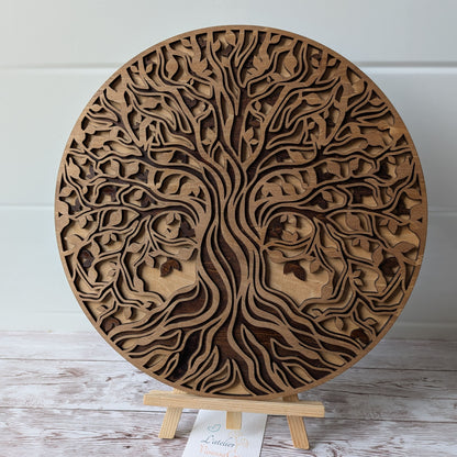 Détail du relief et des nuances de la teinte brou de noix sur l'Arbre de Vie en bois 3 couches Vanessa Créa.