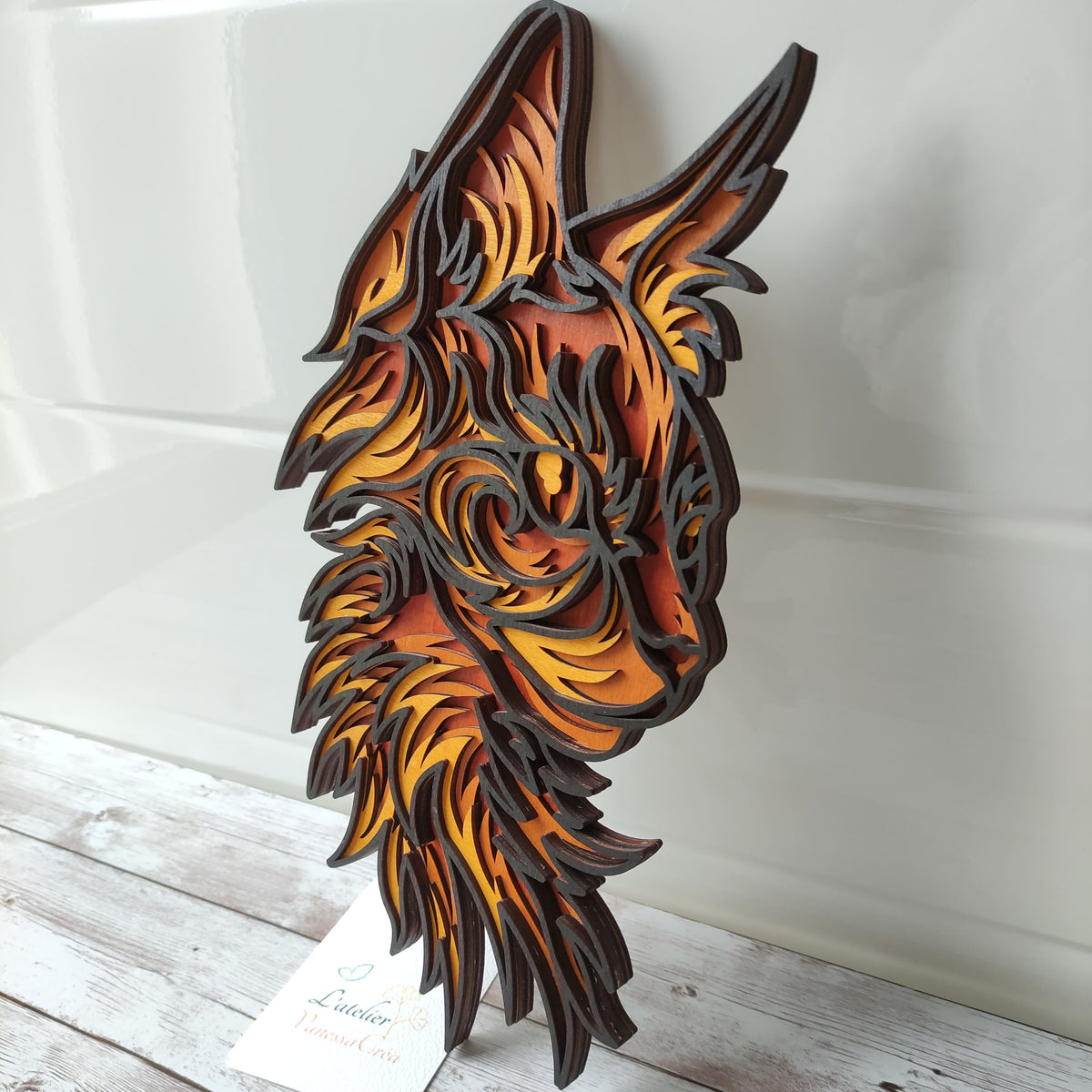 Vue de profil montrant l'épaisseur et le relief 3D de la décoration murale chat en bois Vanessa Créa.