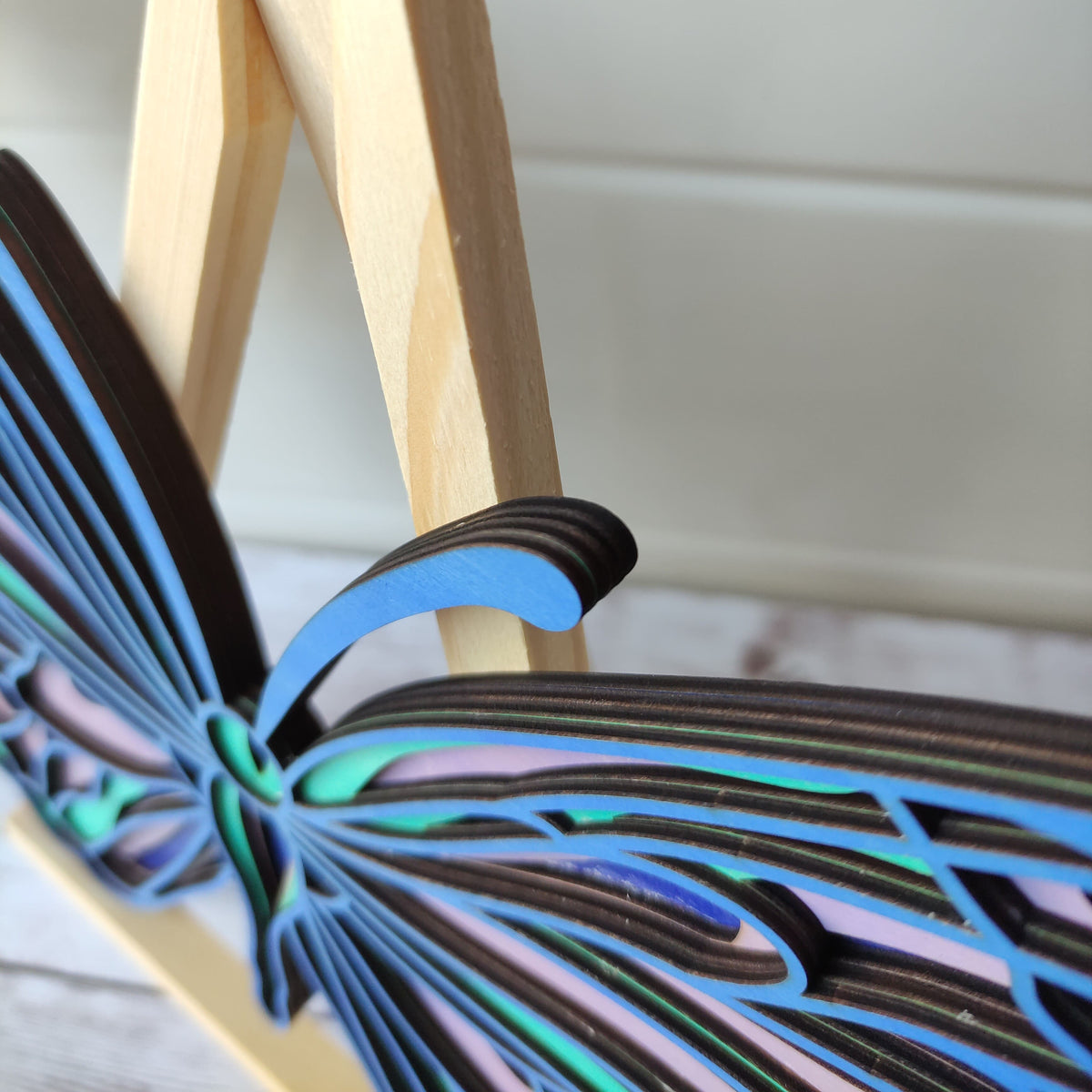 Vue de profil montrant l'épaisseur et le relief 3D de la décoration murale papillon en bois Vanessa Créa.