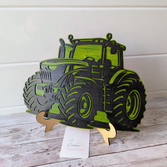 Tracteur décoratif en bois posé sur un support