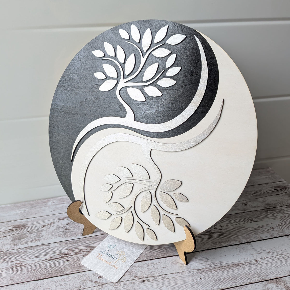 Décoration zen ronde Yin et Yang Arbre de Vie en bois, finition argentée, posée sur un support en bois.